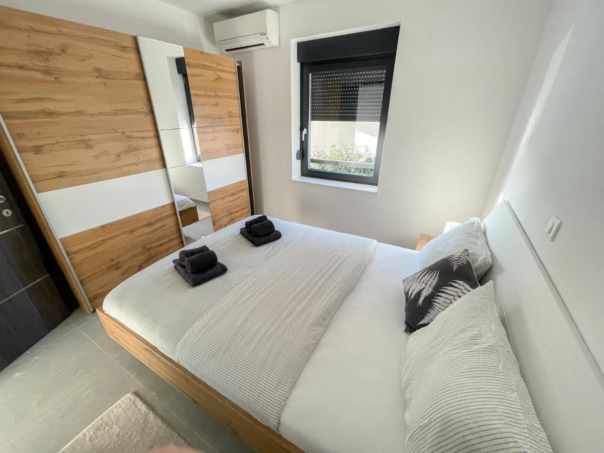 Apartment Anchora - Near Family-Friendly Beach Pjescana Uvala Exterior photo